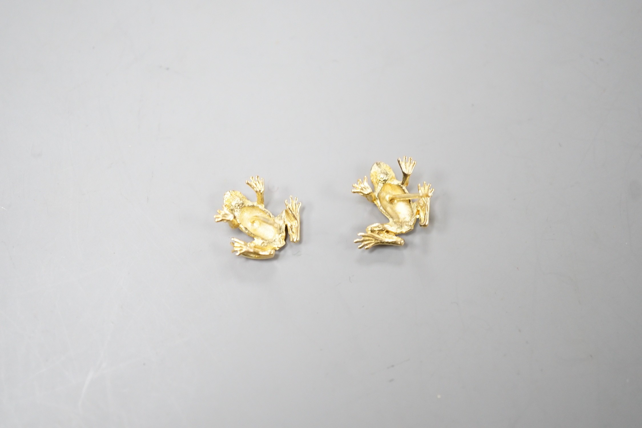 A pair of 750 yellow metal frog earrings, 15mm, 4.9 grams.